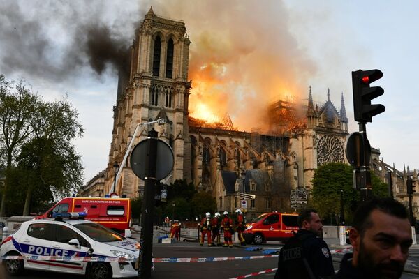Hỏa hoạn ở nhà thờ Đức Bà Paris - Sputnik Việt Nam