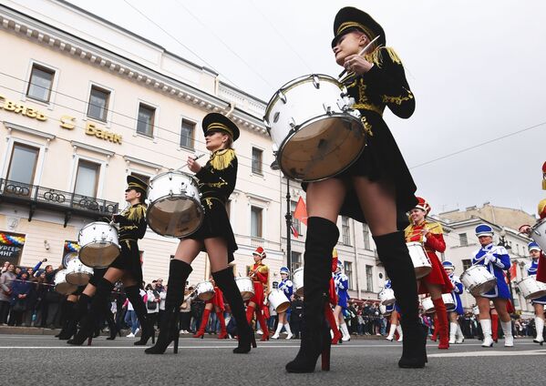 Cuộc diễu hành của những người chơi trống trên đại lộ  Nevsky  nhân ngày thành lập thành phố St. Petersburg - Sputnik Việt Nam