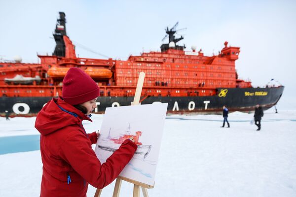 Nữ sinh vẽ tàu phá băng 50 năm chiến thắng, trong chuyến tham quan Bắc Cực, kỷ niệm 60 năm thành lập Hạm đội tàu phá băng hạt nhân - Sputnik Việt Nam