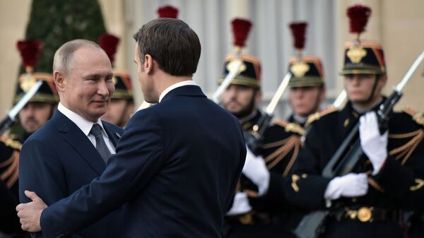 Vladimir Putin và Emmanuel Macron trong buổi họp chính thức tại Đại lộ Champs Elysees - Sputnik Việt Nam