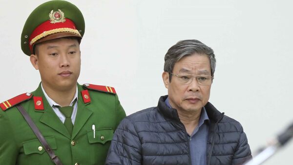 Cảnh sát dẫn giải bị cáo Nguyễn Bắc Son (sinh năm 1953, cựu Bộ trưởng Bộ Thông tin và Truyền thông). - Sputnik Việt Nam