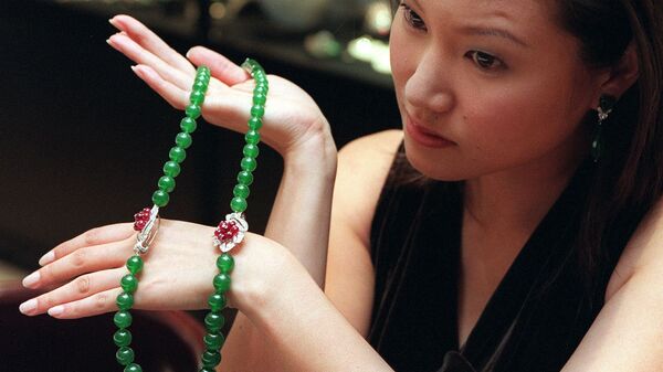 Cô gái cầm trên tay một chiếc vòng cổ Cartier làm từ jadeite với những viên ruby và kim cương - Sputnik Việt Nam
