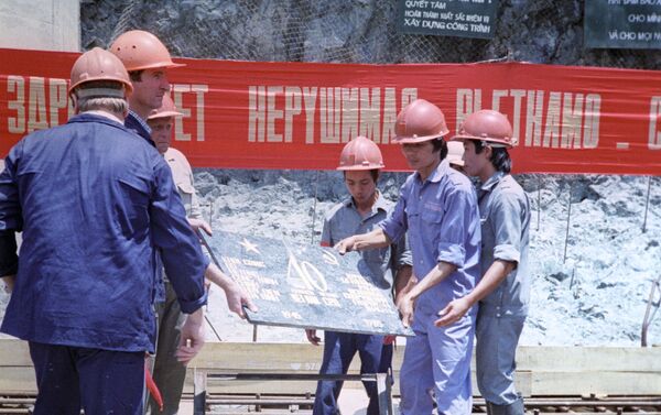 Các nhà xây dựng Liên Xô và Việt Nam đặt tấm bảng kỷ niệm trong nền móng con đập thuộc tổ hợp thủy điện Hoà Bình trên sông Đà, ngày bắt đầu quy trình đổ bê tông.  - Sputnik Việt Nam