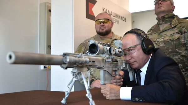 Tổng thống Nga Vladimir Putin ngắm mục tiêu từ súng trường bắn tỉa Chukavin (SVCh -308) khi đến thăm Trung tâm súng trường của Liên hiệp tập đoàn “Kalashnikov” - Sputnik Việt Nam