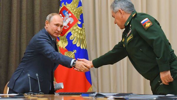 Tổng thống Nga Vladimir Putin và bộ trưởng Bộ Quốc phòng Liên bang Nga Sergey Shoigu. - Sputnik Việt Nam