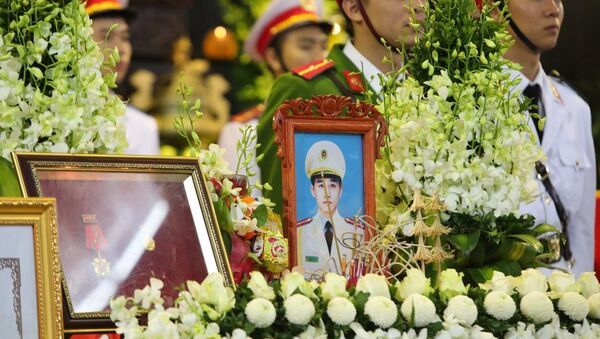 Những hình ảnh xúc động tại Lễ tang 3 chiến sĩ Công an nhân dân hy sinh tại Đồng Tâm. - Sputnik Việt Nam