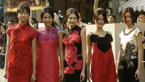 Người mẫu mặc trang phục của Vivienne Tam tại Disneyland Hồng Kông, năm 2008 - Sputnik Việt Nam