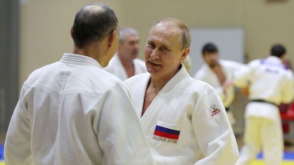 Tổng thống Nga Vladimir Putin trong buổi tập với các thành viên đội tuyển judo quốc gia Nga - Sputnik Việt Nam