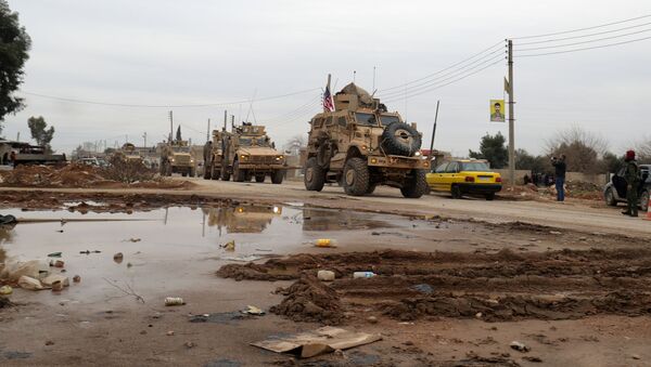 Đoàn xe quân sự Mỹ ở ngoại ô thành phố El Kamyshly, miền bắc Syria - Sputnik Việt Nam