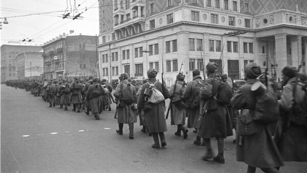 Cuộc diễu binh của quân đội Xô-viết trên Quảng trường Đỏ ở Matxcơva, ngày 7 tháng 11 năm 1941 - Sputnik Việt Nam