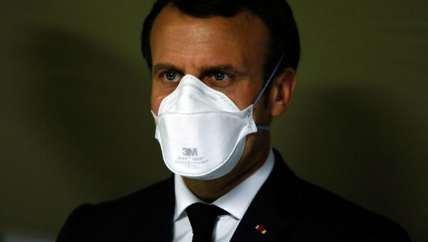 Tổng thống Pháp Emmanuel Macron đeo khẩu trang y tế - Sputnik Việt Nam