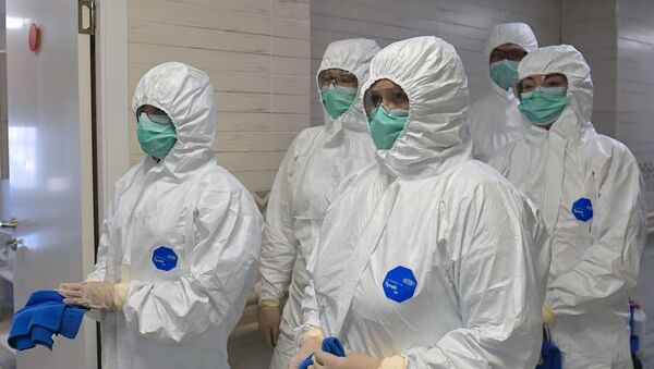 Nhân viên y tế khử trùng ở nhà hộ sinh số 10, Sankt Petersburg - Sputnik Việt Nam