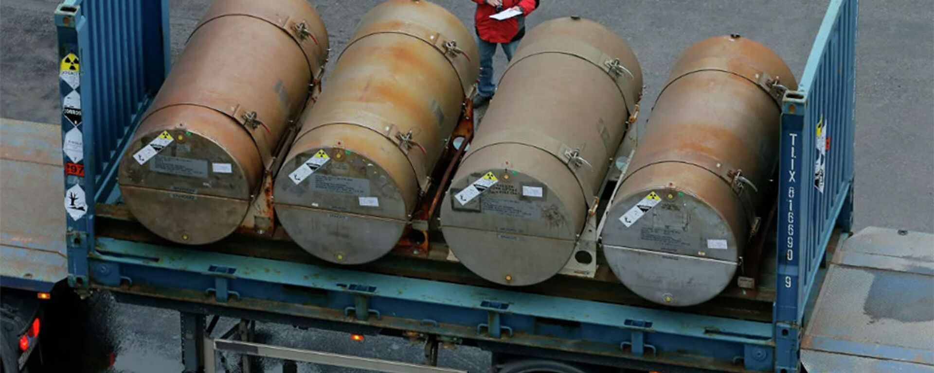 Các thùng chứa uranium làm giàu thấp để sử dụng làm nhiên liệu cho các lò phản ứng hạt nhân tại một cảng ở St. Petersburg, Nga. Lưu trữ hình ảnh - Sputnik Việt Nam, 1920, 15.05.2024