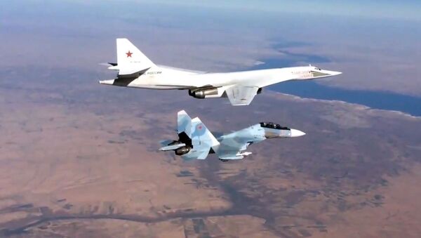 Máy bay Su-30SM yểm trợ máy bay ném bom chiến lược Tu-160 của Nga ở Syria - Sputnik Việt Nam