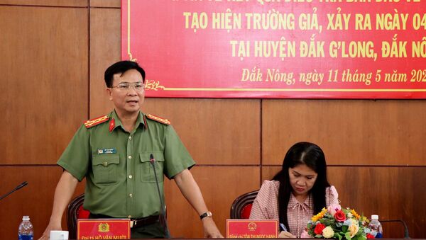 Đại tá Hồ Văn Mười, Giám đốc Công an tỉnh Đắk Nông thông tin tại buổi họp báo. - Sputnik Việt Nam