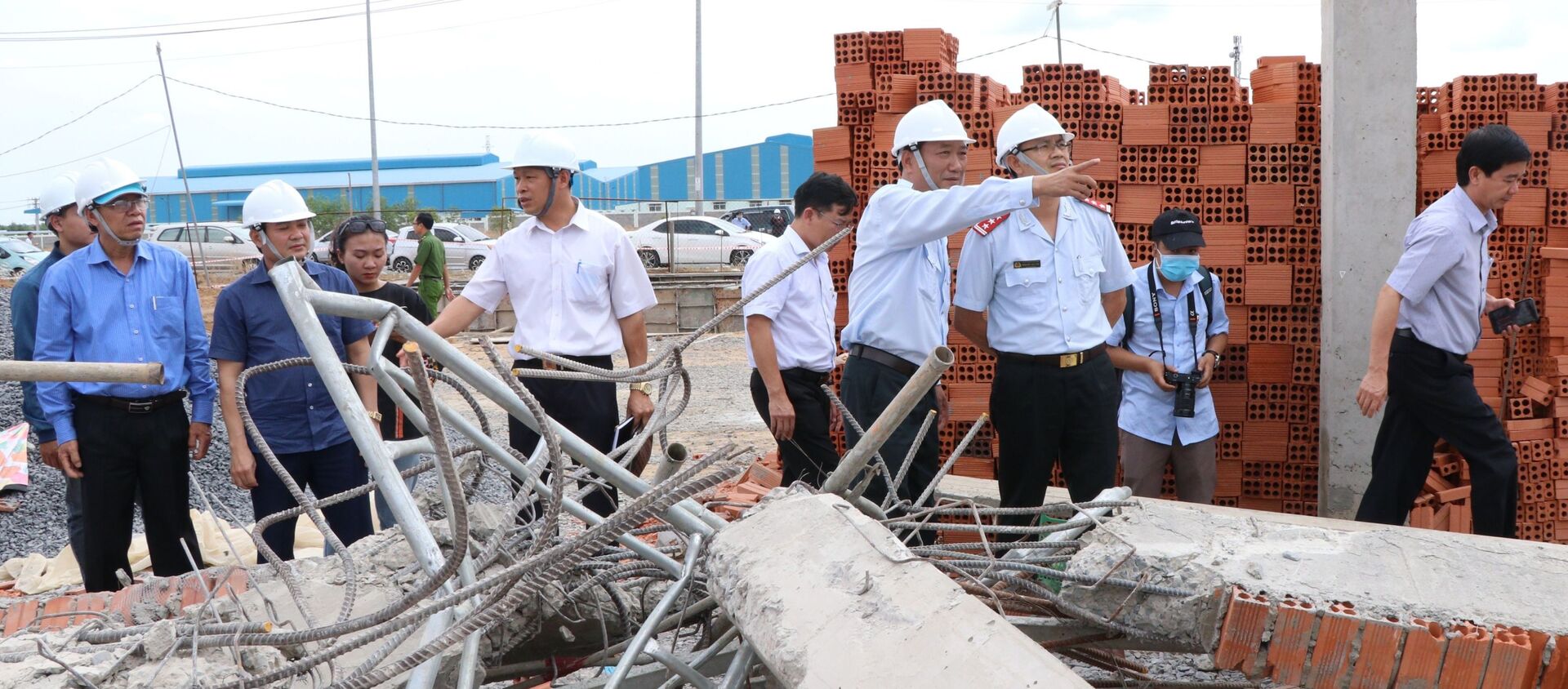 Thứ trưởng Lê Quang Hùng cùng đoàn công tác liên bộ kiểm tra hiện trường sập công trình xây dựng. - Sputnik Việt Nam, 1920, 15.05.2020