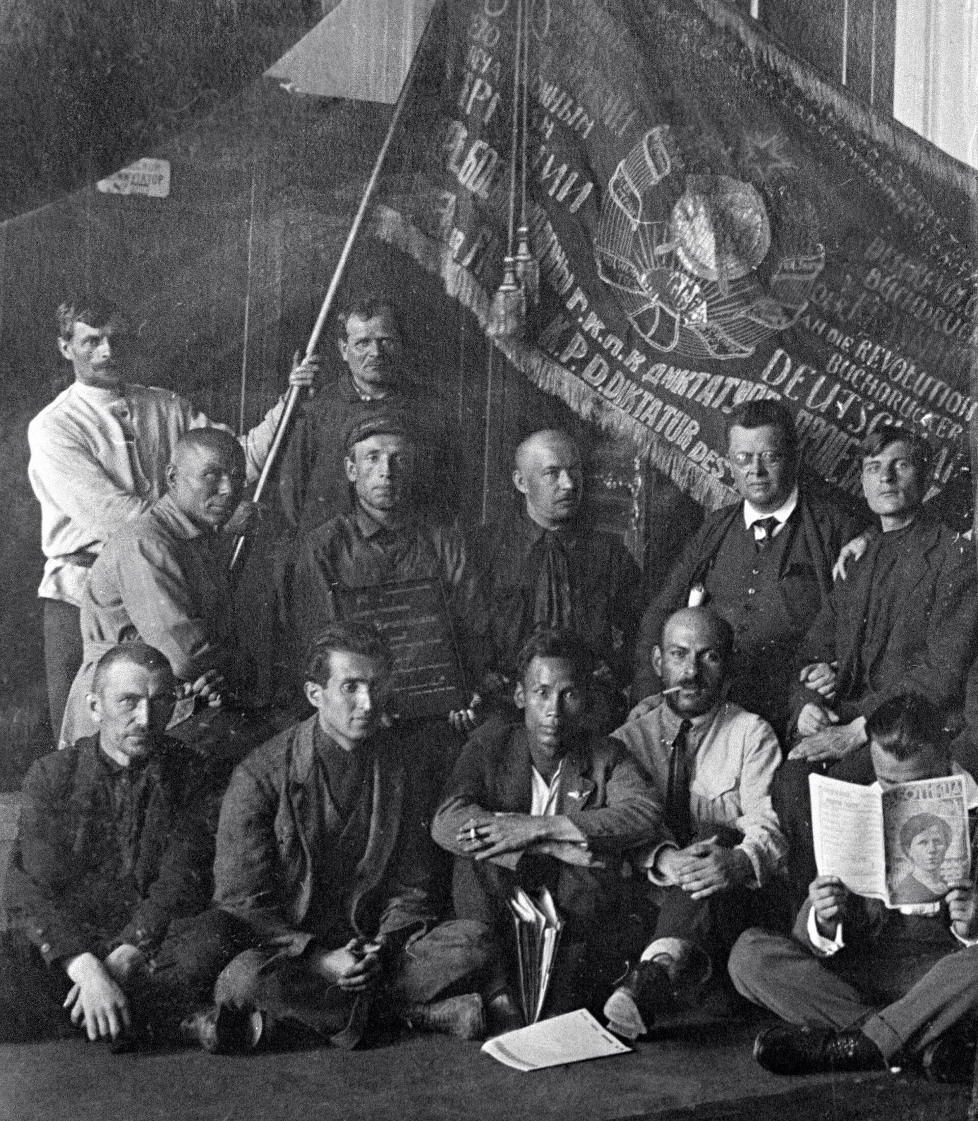 Nguyễn Ái Quốc (thứ ba bên trái) cùng với các đại biểu dự Đại hội V của Quốc tế Cộng sản - Sputnik Việt Nam, 1920, 01.02.2023