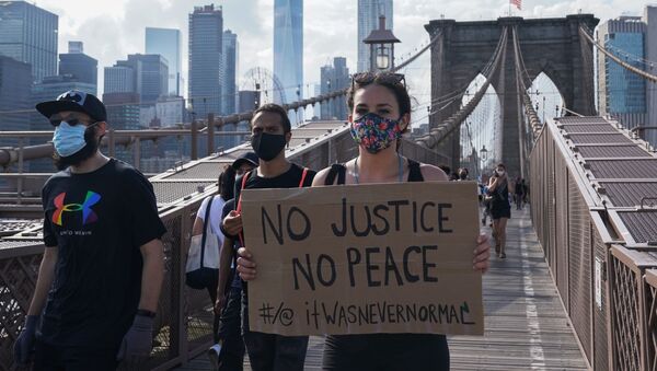 Các thành viên cuộc biểu tình trên đường phố New York phản đối cảnh sát gây ra cái chết cho người Mỹ gốc Phi George Floyd  - Sputnik Việt Nam