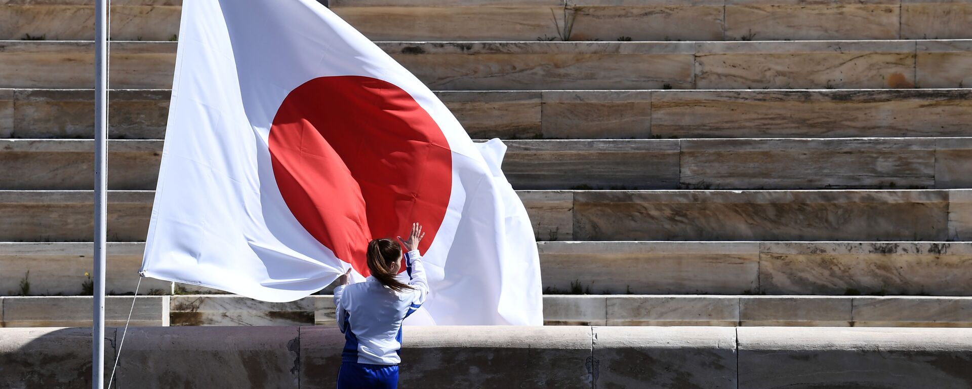 Vận động viên trên nền cờ Nhật Bản tại lễ trao tay ngọn lửa Thế vận hội Olympic mùa hè, Athens, Nhật Bản - Sputnik Việt Nam, 1920, 21.04.2022