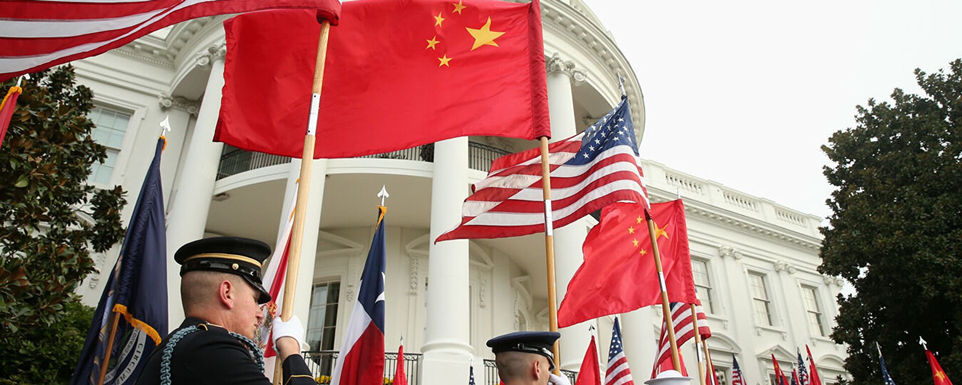 Người bảo vệ danh dự tại Nhà Trắng ở Washington với cờ của Hoa Kỳ và Trung Quốc. - Sputnik Việt Nam, 1920, 18.04.2023
