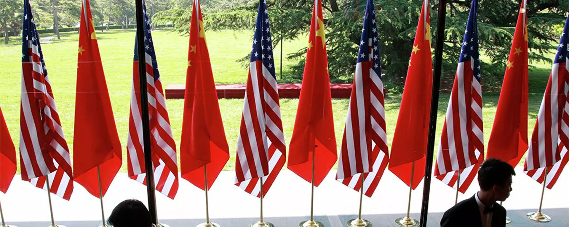 Cờ của Trung Quốc và Hoa Kỳ tại lễ khai mạc Đối thoại chiến lược và kinh tế Mỹ-Trung tại Bắc Kinh - Sputnik Việt Nam, 1920, 12.10.2021