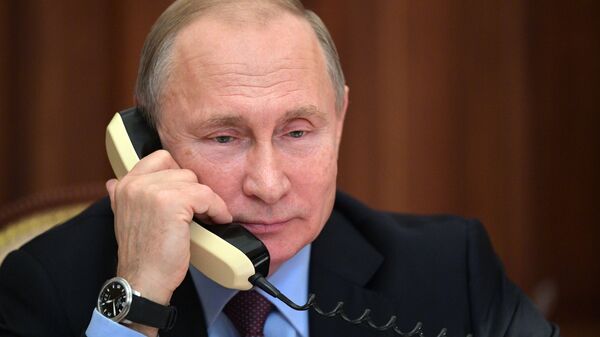 Tổng thống Nga Vladimir Putin nói chuyện điện thoại - Sputnik Việt Nam