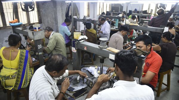 Công nhân Ấn Độ kiểm tra kim cương thô trong xưởng cắt và đánh bóng ở Ahmedabad, dành xuất khẩu sang Trung Quốc - Sputnik Việt Nam