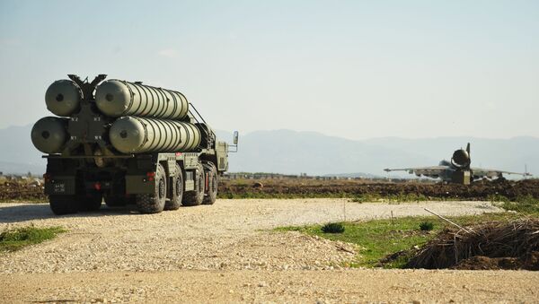 Hệ thống tên lửa phòng không S-400 làm nhiệm vụ chiến đấu tại căn cứ không quân Nga ở Hmeymim, Syria - Sputnik Việt Nam