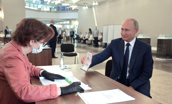 Tổng thống Vladimir Putin trong cuộc bỏ phiếu sửa đổi Hiến pháp - Sputnik Việt Nam